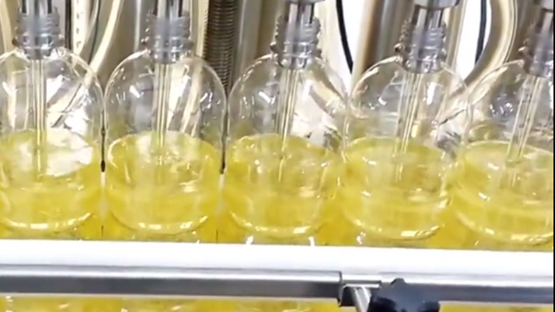 Edible oil automatic filling machine ensures production quality and hygiene