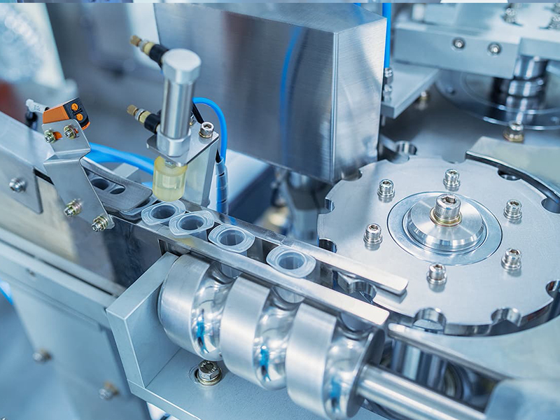 Automatic assembly machine for disposable syringes used in biological laboratories